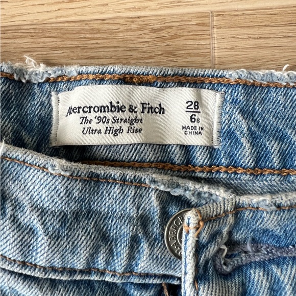 Abercrombie 90’s Straight Ultra High Rise split hem jeans - Picture 9 of 10